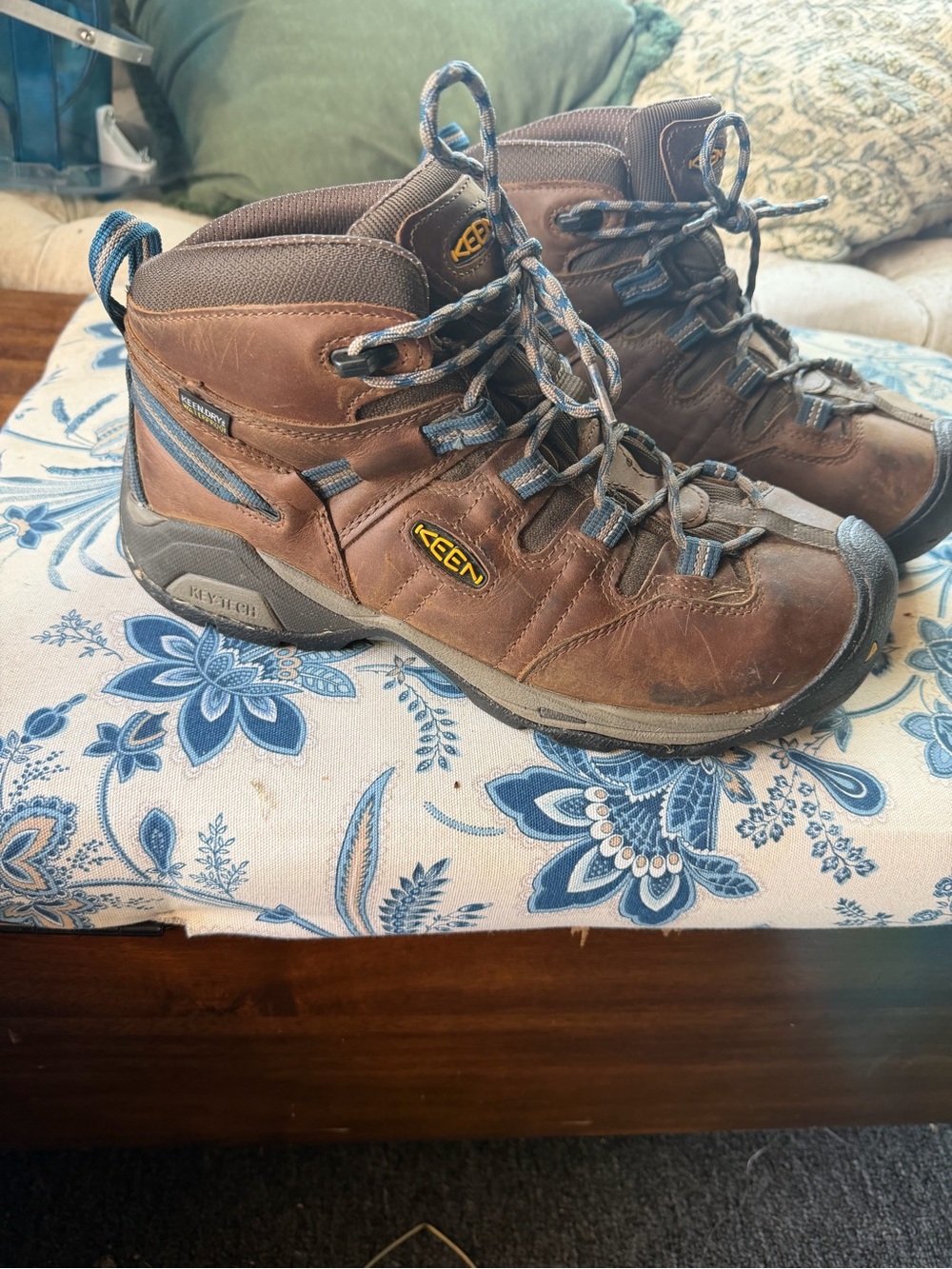 UTITLY ********Keen Brown Leather Boots with Blue Accents